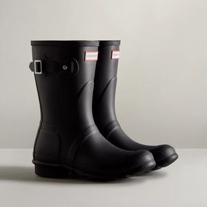 LIKE NEW SHORT HUNTER RAIN BOOTS